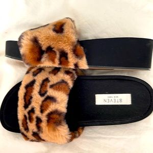 Never worn platform cheetah Steve Madden Sandals!